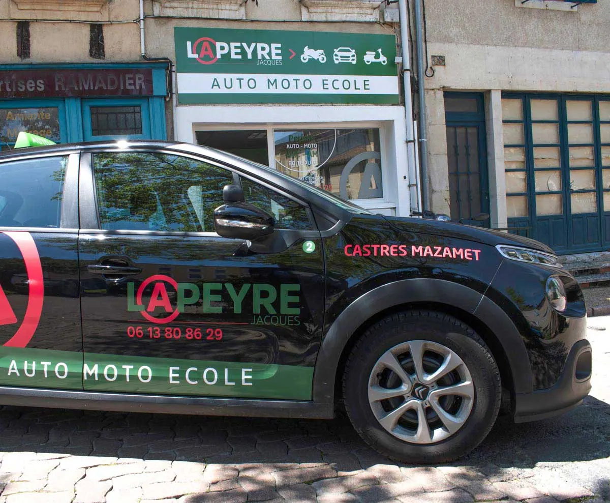 Voiture auto-école Lapeyre stationnée devant le centre de Castres
