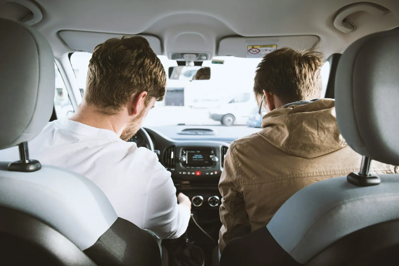 Conducteur et passager de dos pendant un trajet en voiture