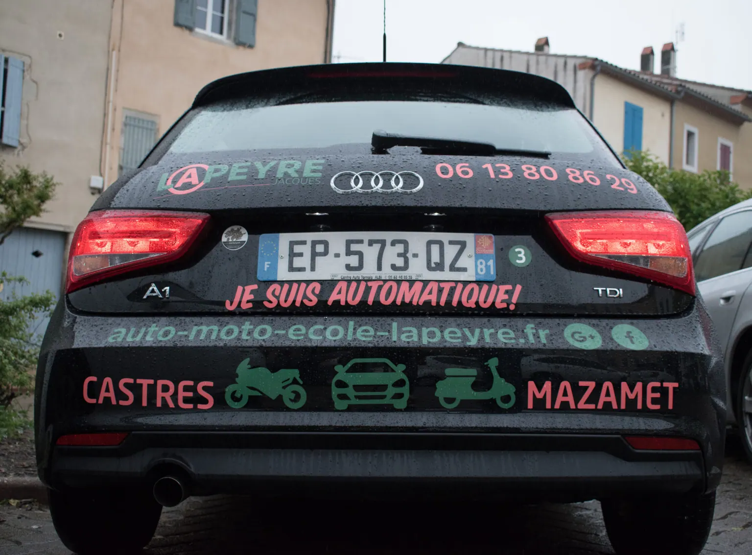 Arrière d'une voiture auto-école Lapeyre portant la mention « Je suis automatique »