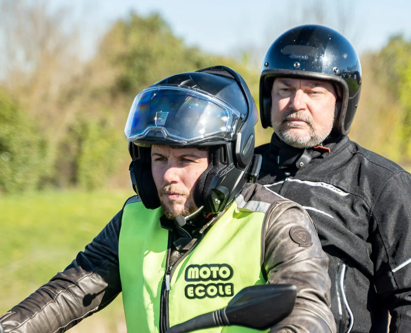 Moniteur et élève à moto lors d’une leçon de conduite en duo