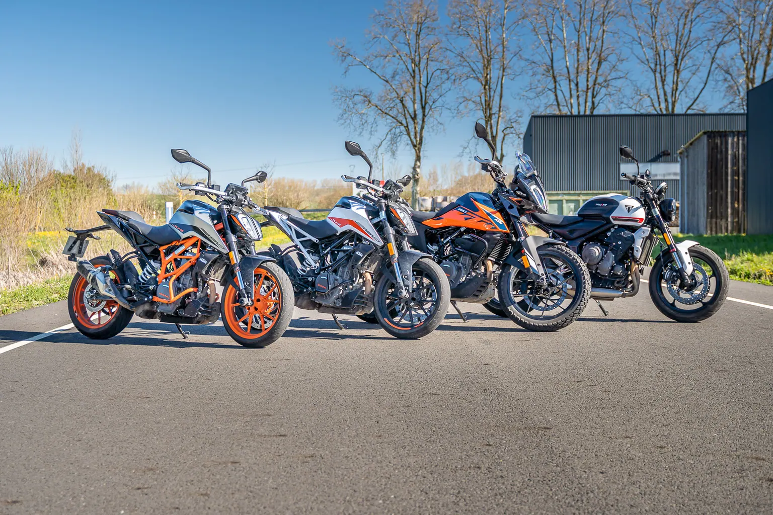 Motos école alignées sur la piste, différentes cylindrées disponibles