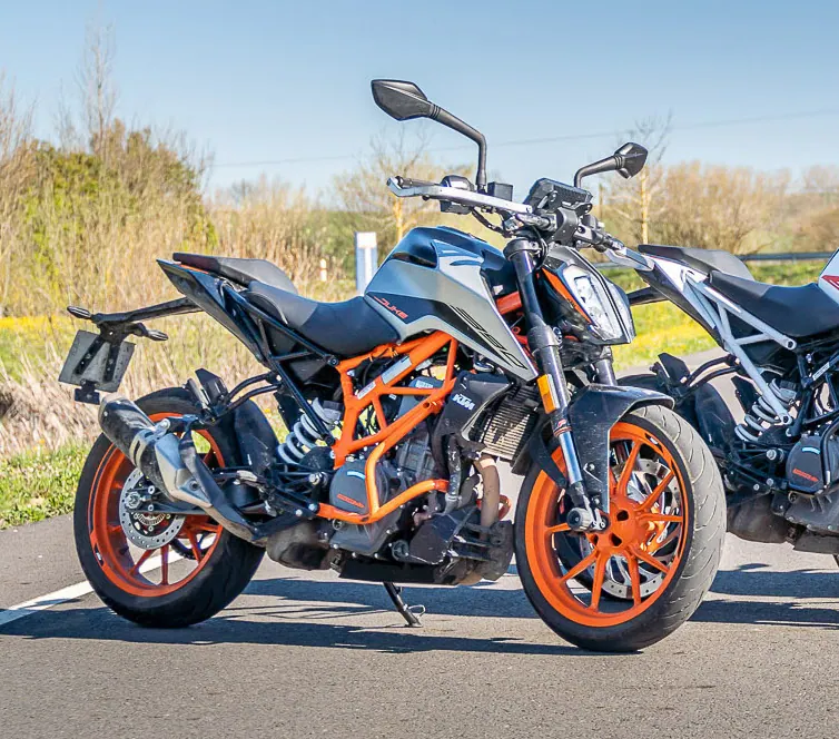 Moto école de moyenne cylindrée stationnée sur la piste de formation