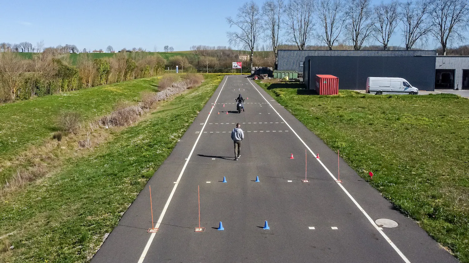 Vue aérienne de la piste de formation moto et de son parcours de plots