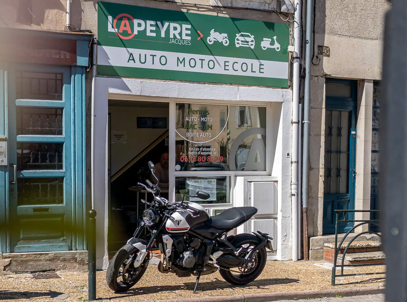 Moto école garée devant la façade du centre Lapeyre