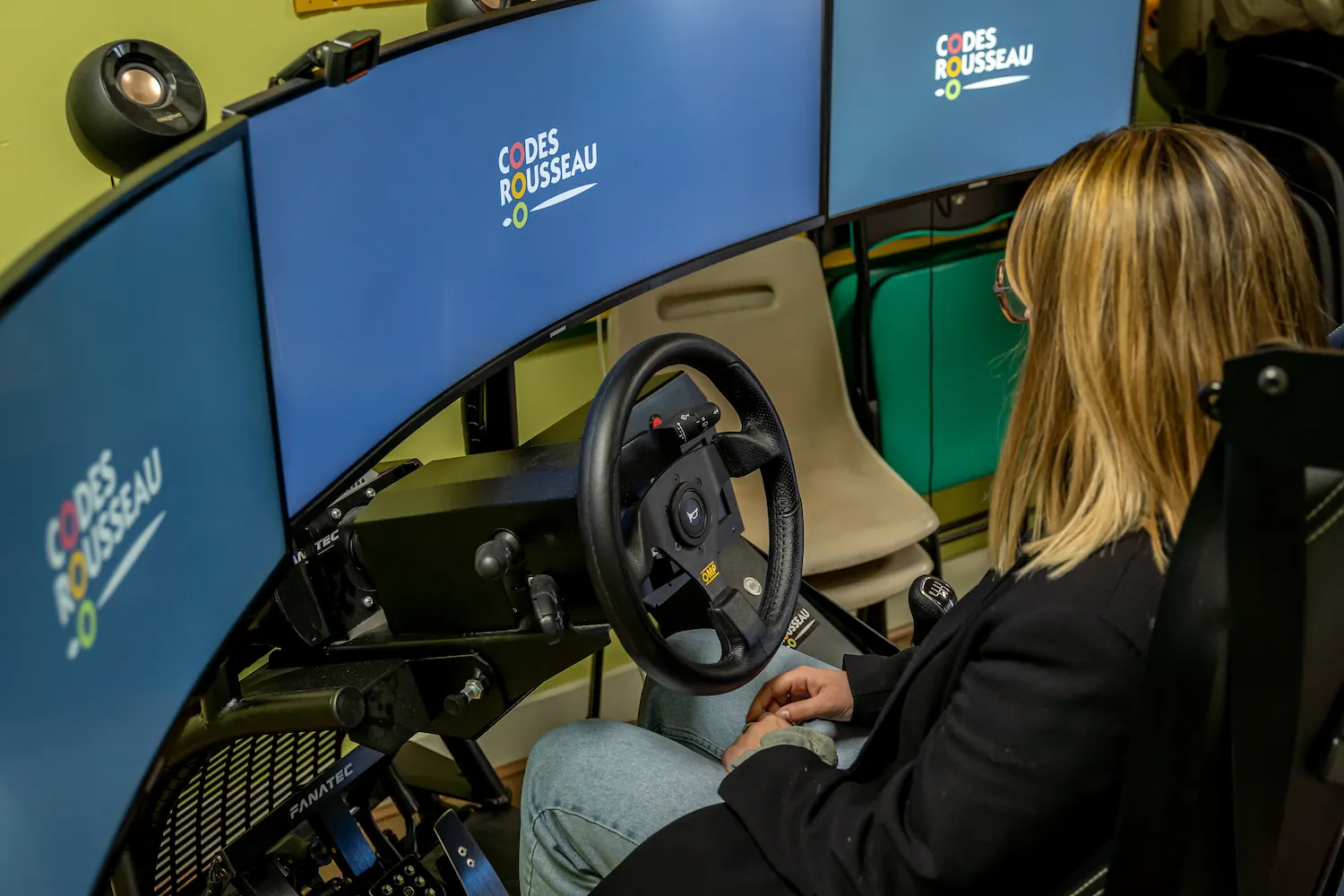 Élève en formation sur le simulateur de conduite de l’auto-école