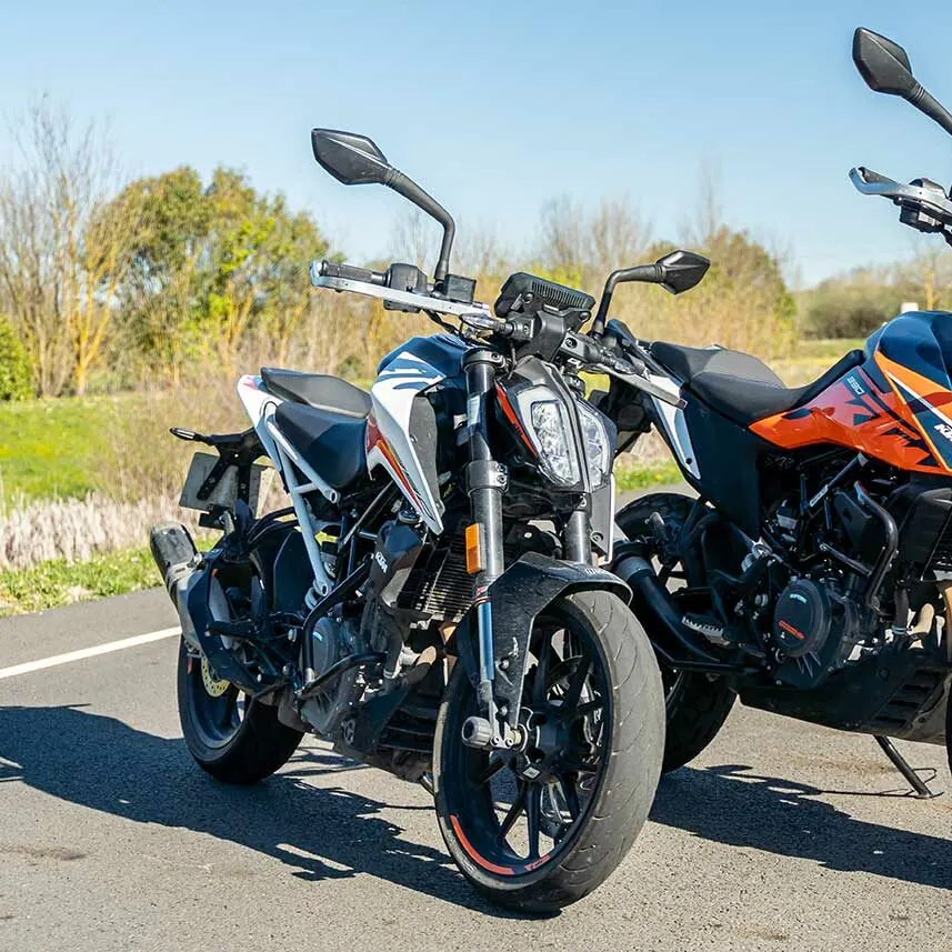 Moto légère 125 cm³ de l’auto-école sur la piste de formation