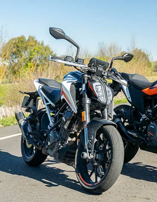 Moto école stationnée sur la piste de formation
