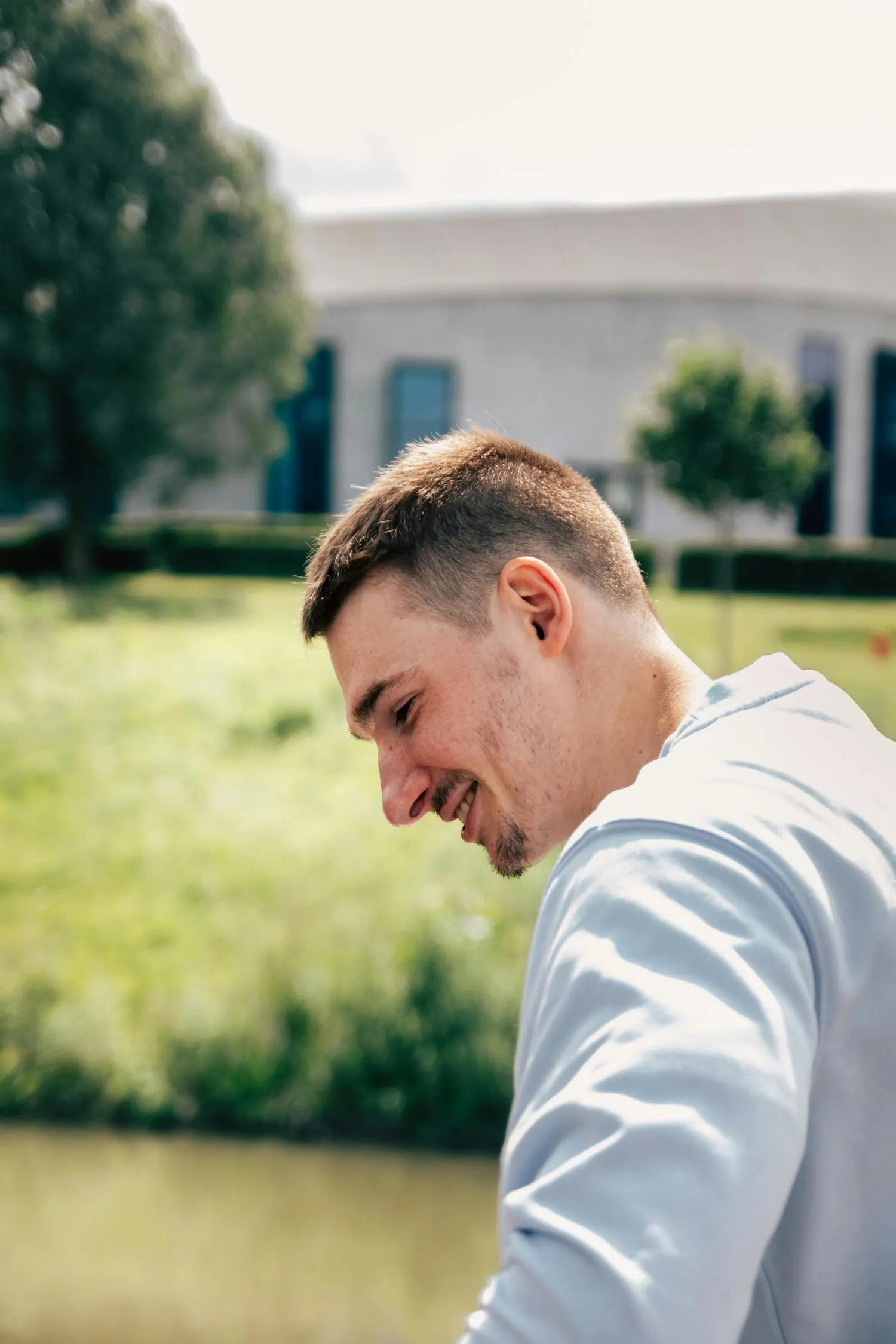 Jeune conducteur souriant en extérieur