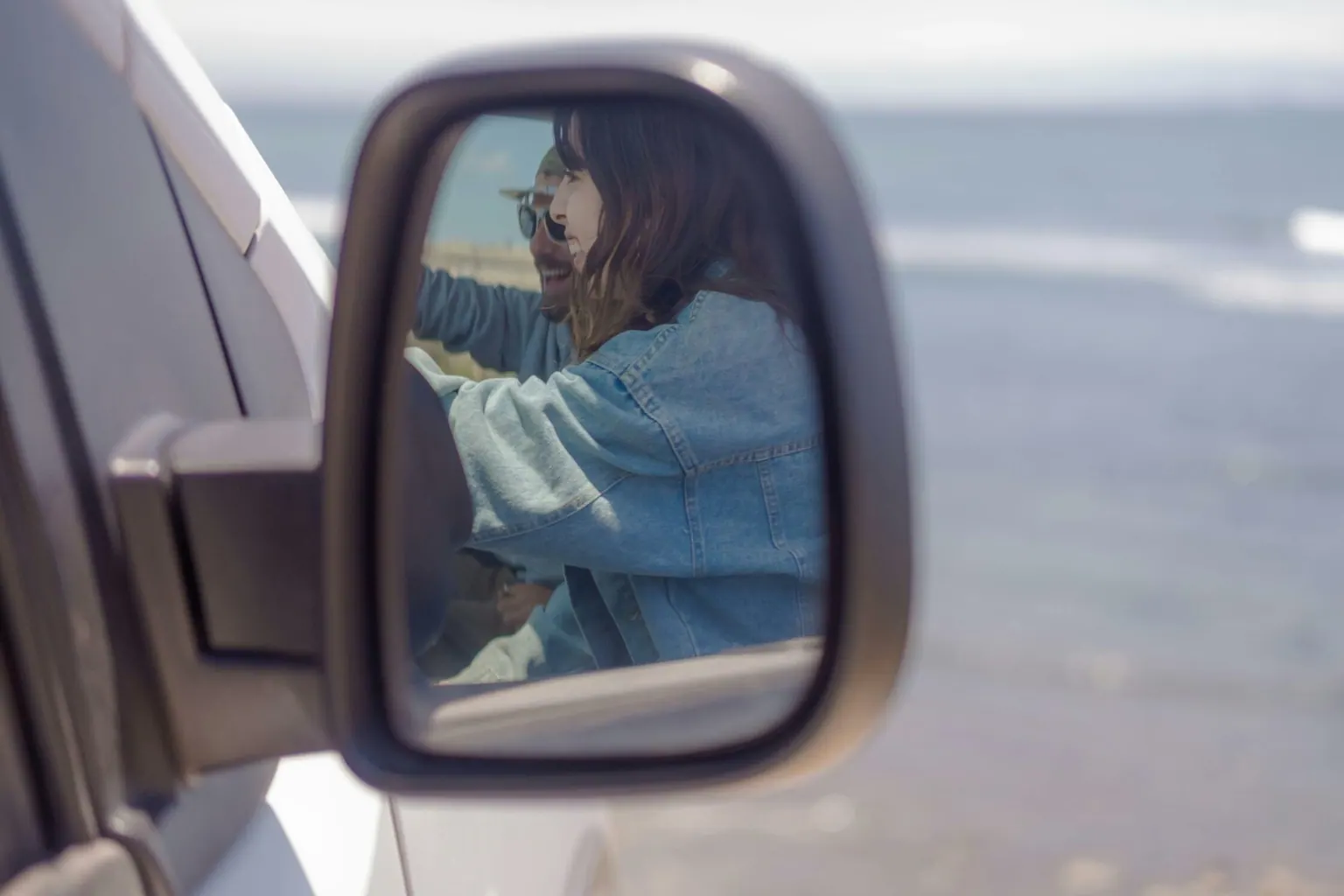 Reflet d’une conductrice dans le rétroviseur extérieur