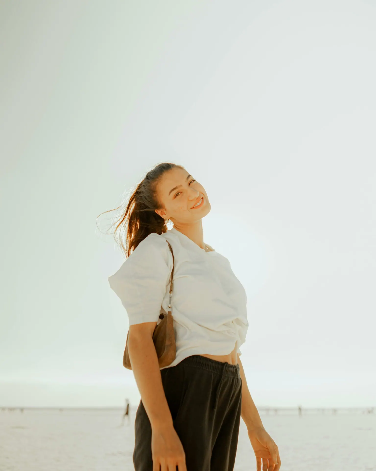 Jeune femme souriante en extérieur