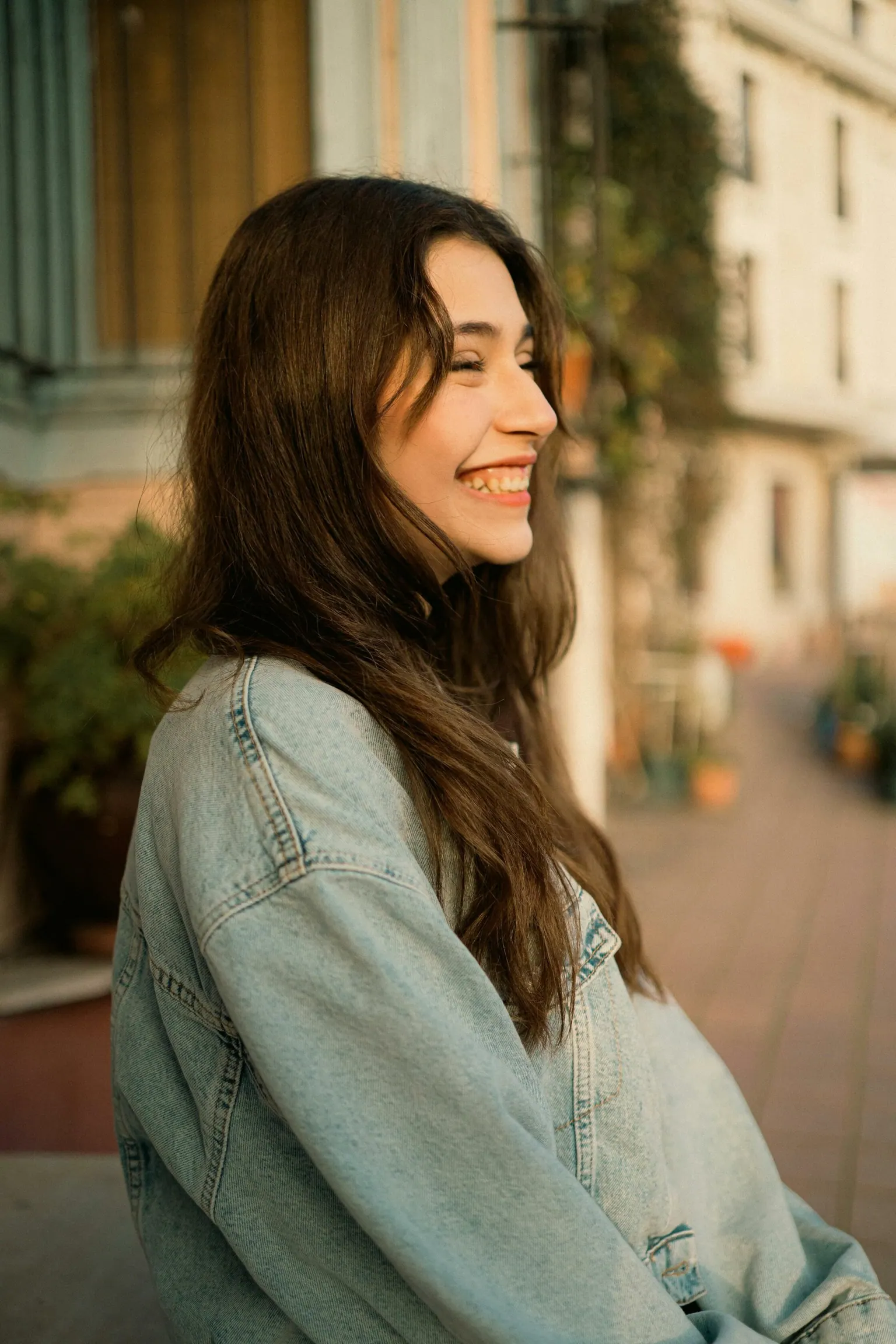 Jeune femme souriante marchant en ville