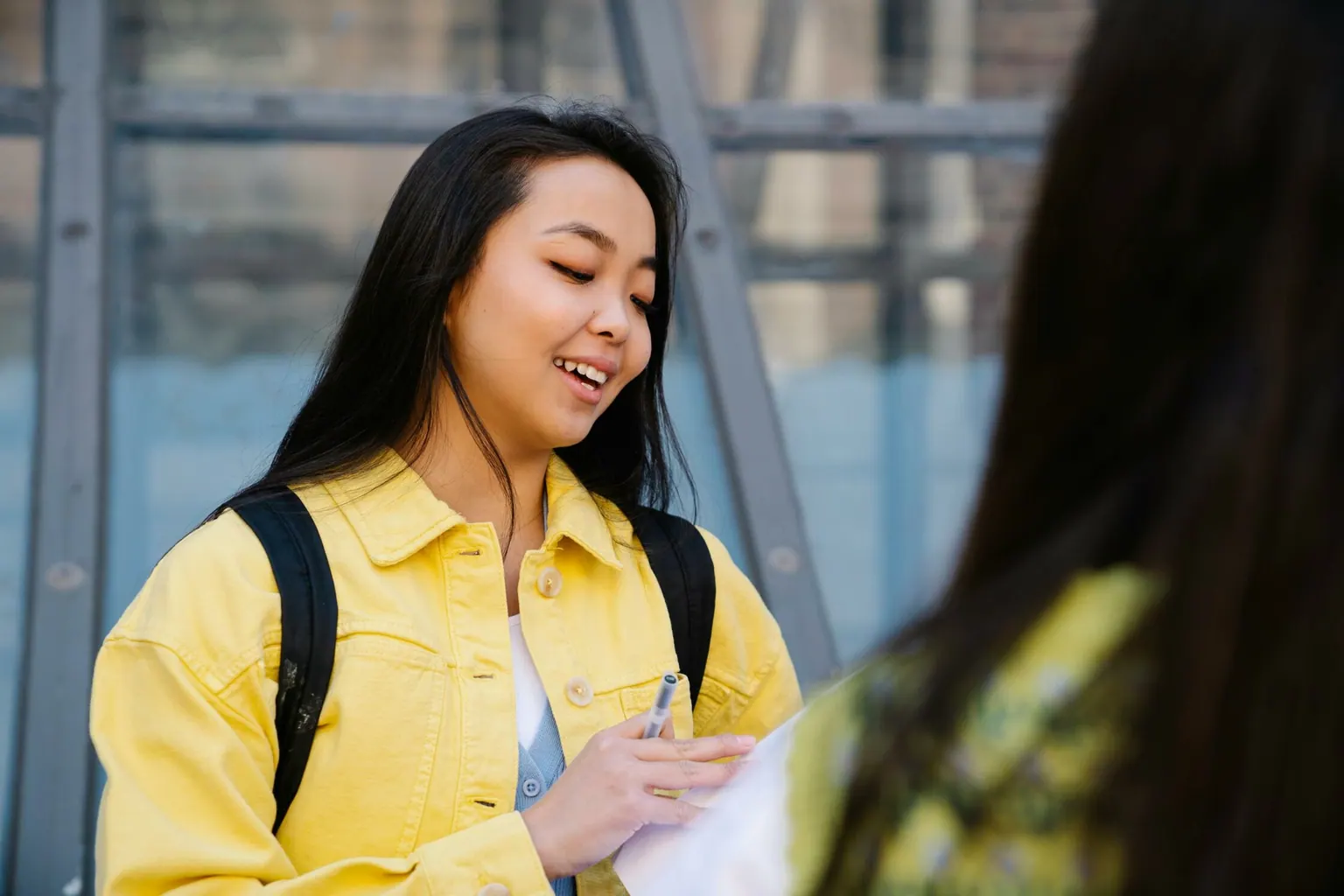 Adolescente avec son sac à dos, prête à partir