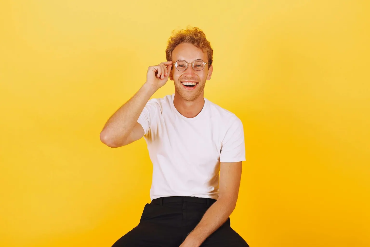 Jeune homme souriant sur fond coloré