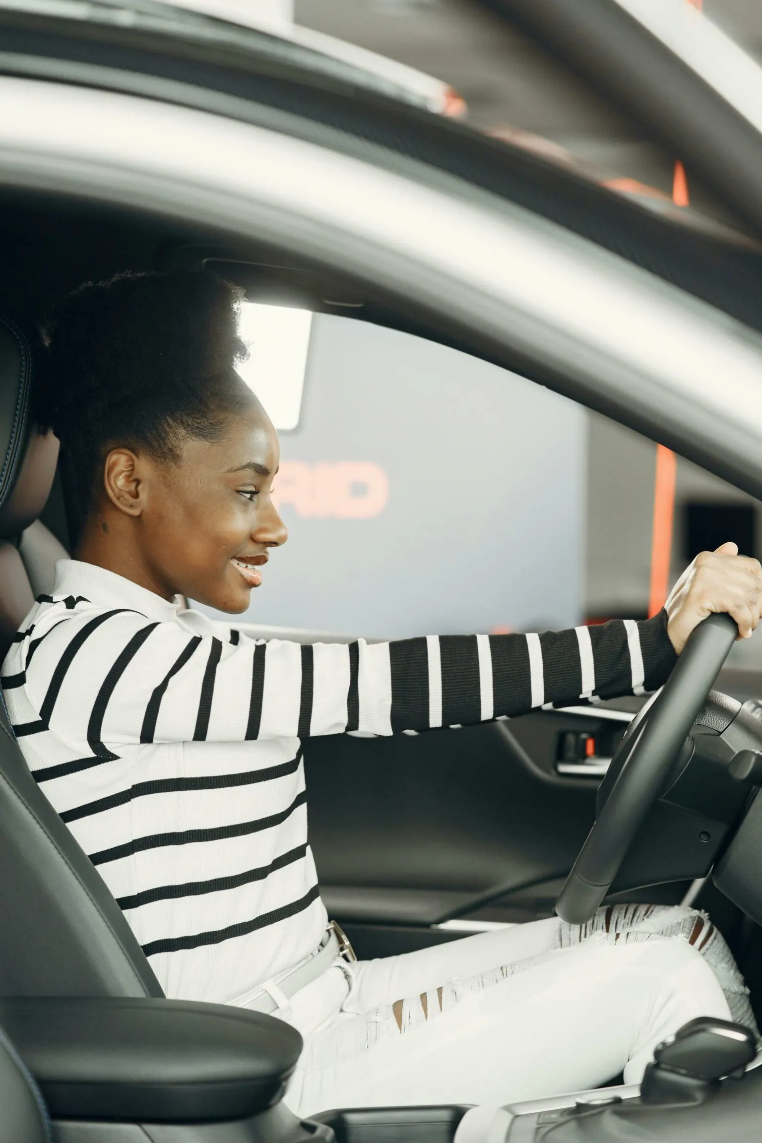 Conductrice souriante au volant pendant une leçon de conduite