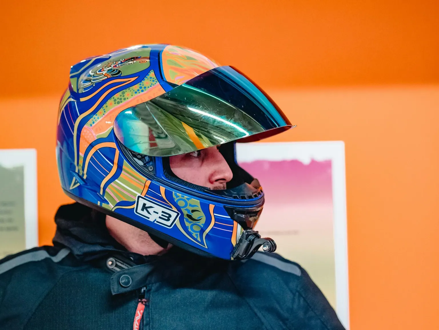 Motard portant un casque intégral coloré