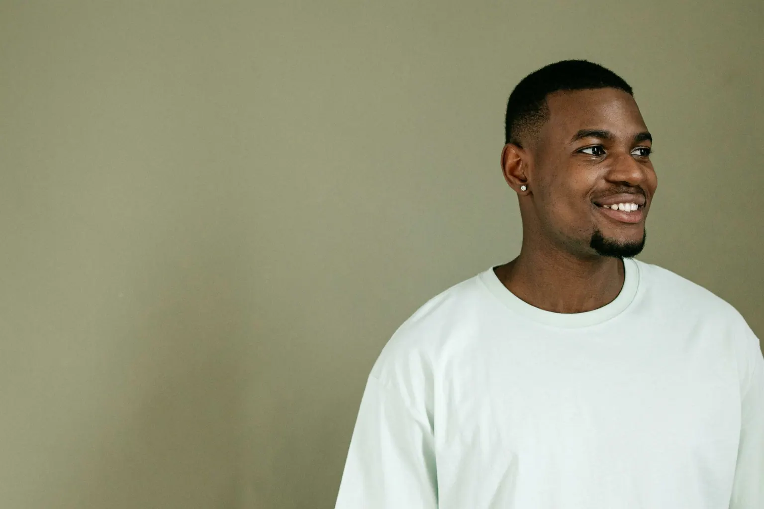 Jeune homme souriant lors d’un premier rendez-vous