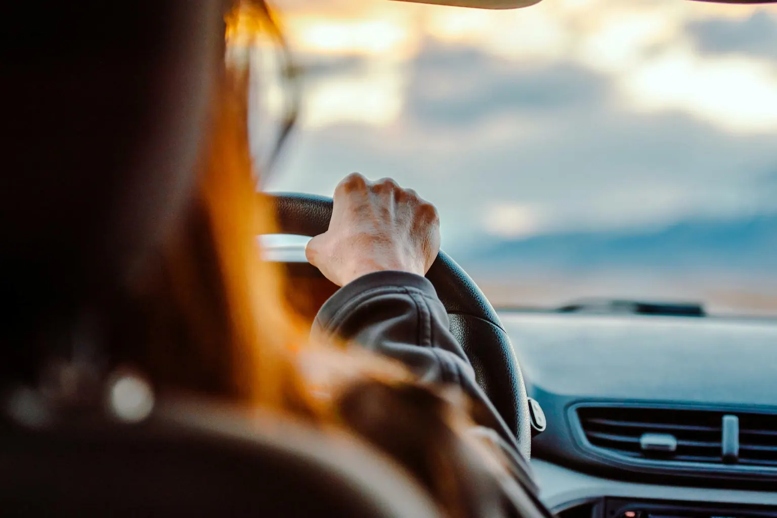 Conductrice les mains sur le volant pendant un trajet