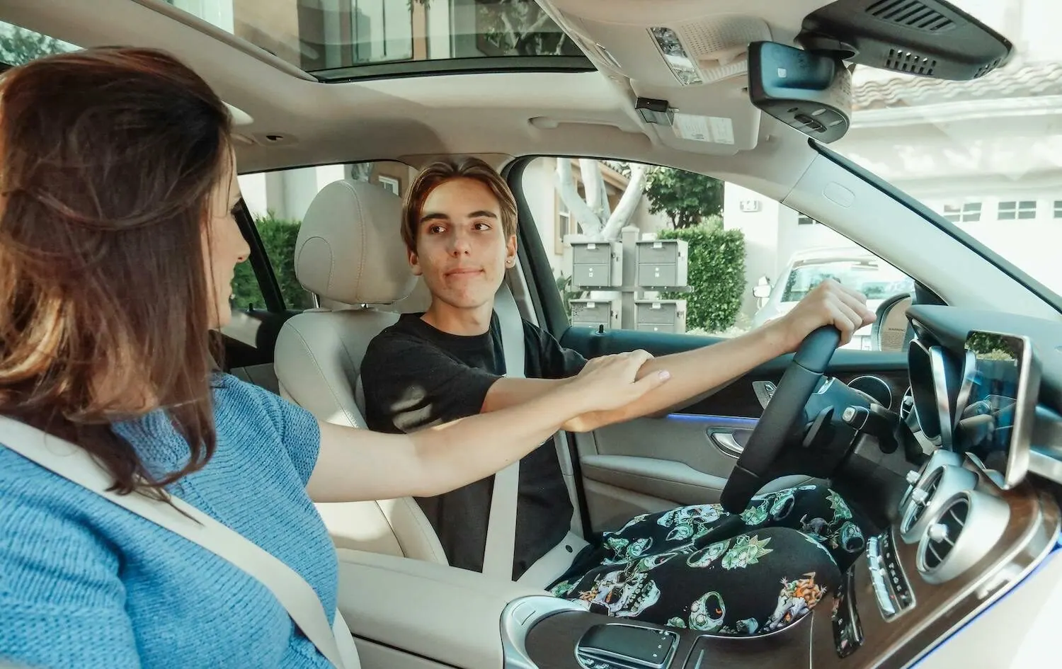 Monitrice et élève installées dans la voiture école