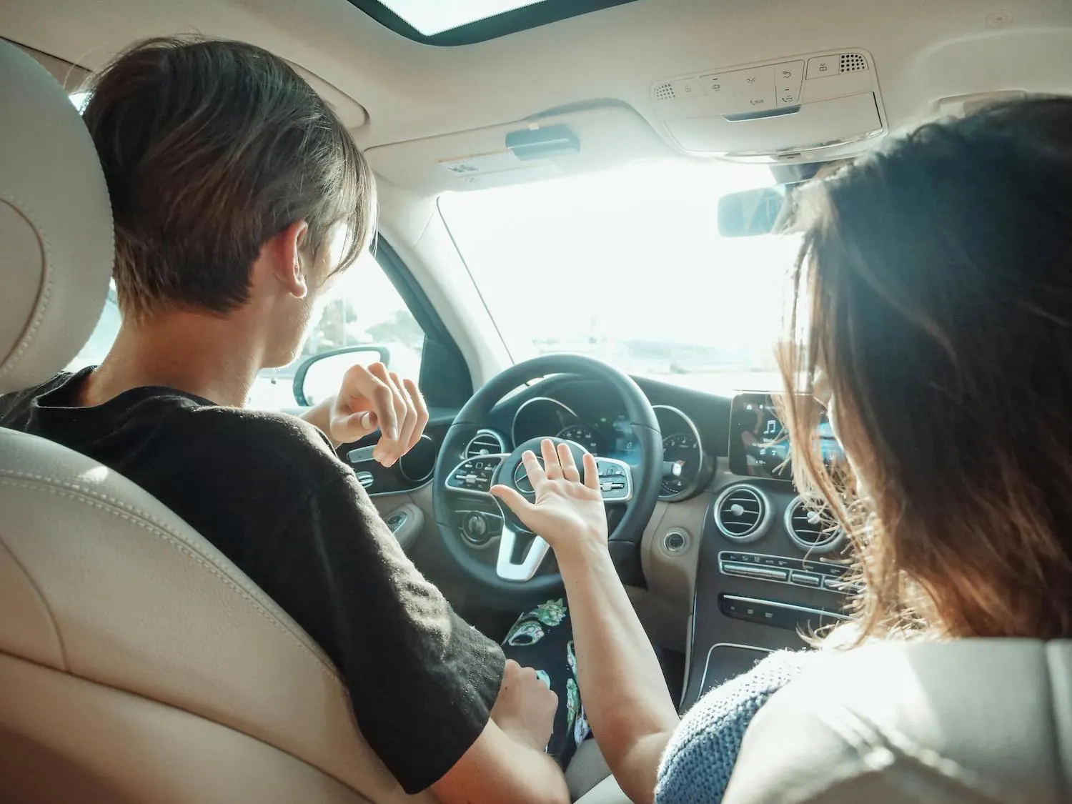 Élève au volant accompagnée pendant une leçon de conduite