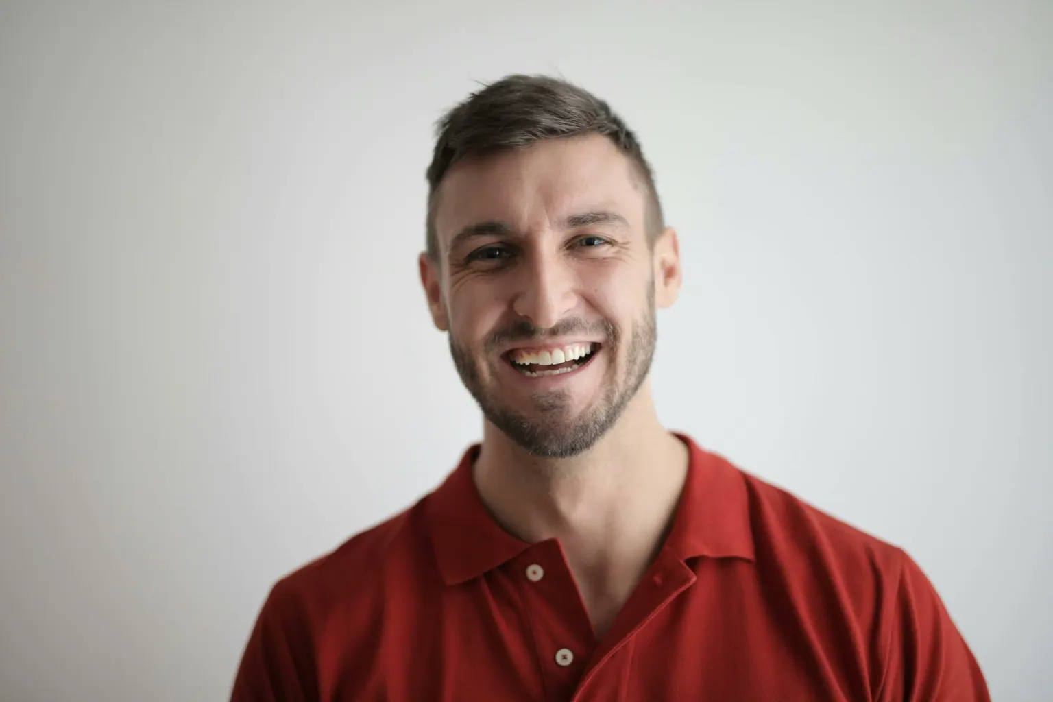 Jeune homme souriant après l’obtention de son permis