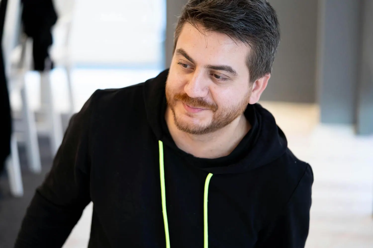 Jeune homme souriant en intérieur