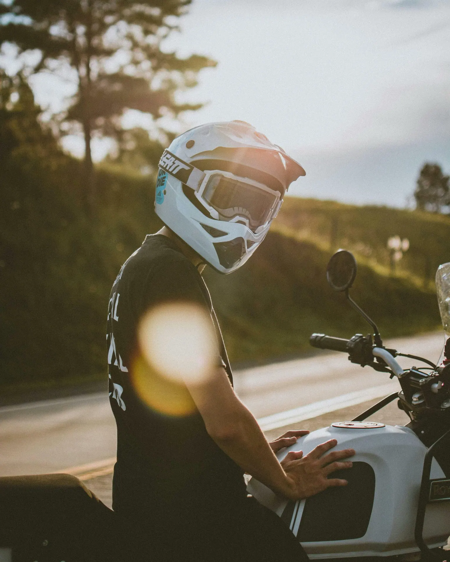 Motard sur sa machine au coucher du soleil