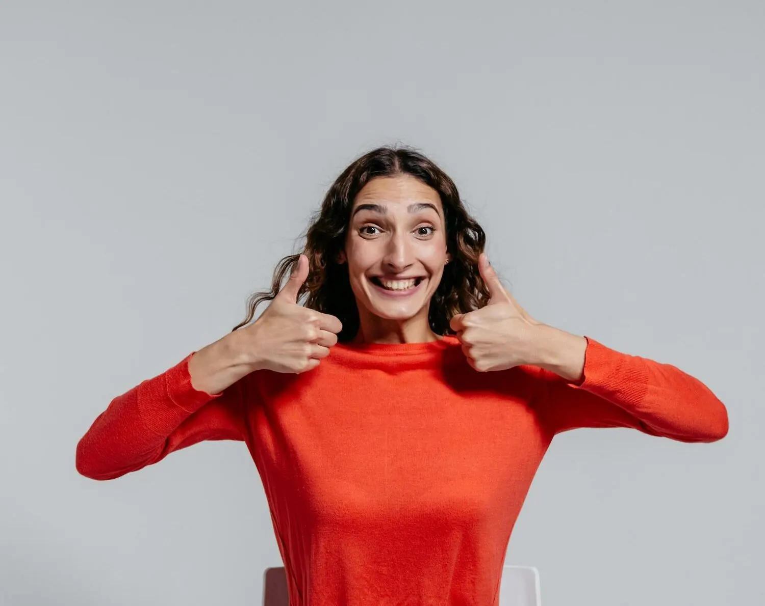 Jeune femme enthousiaste sur fond clair