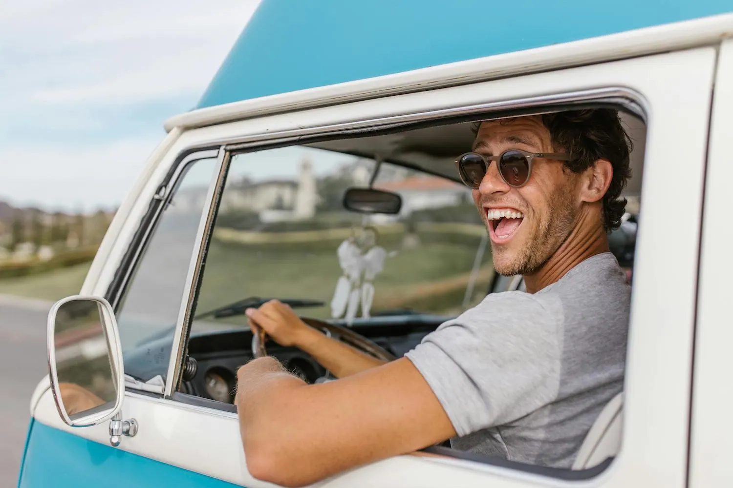 Conducteur souriant au volant de son véhicule