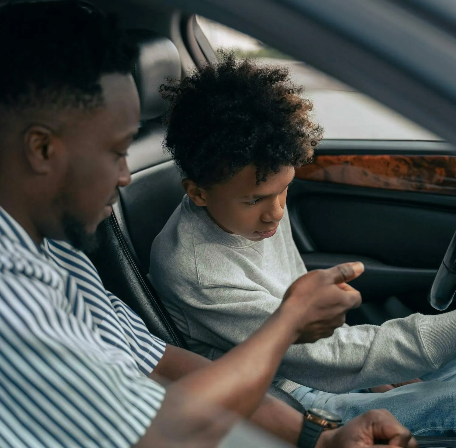 Père accompagnant son fils au volant lors d’une conduite accompagnée