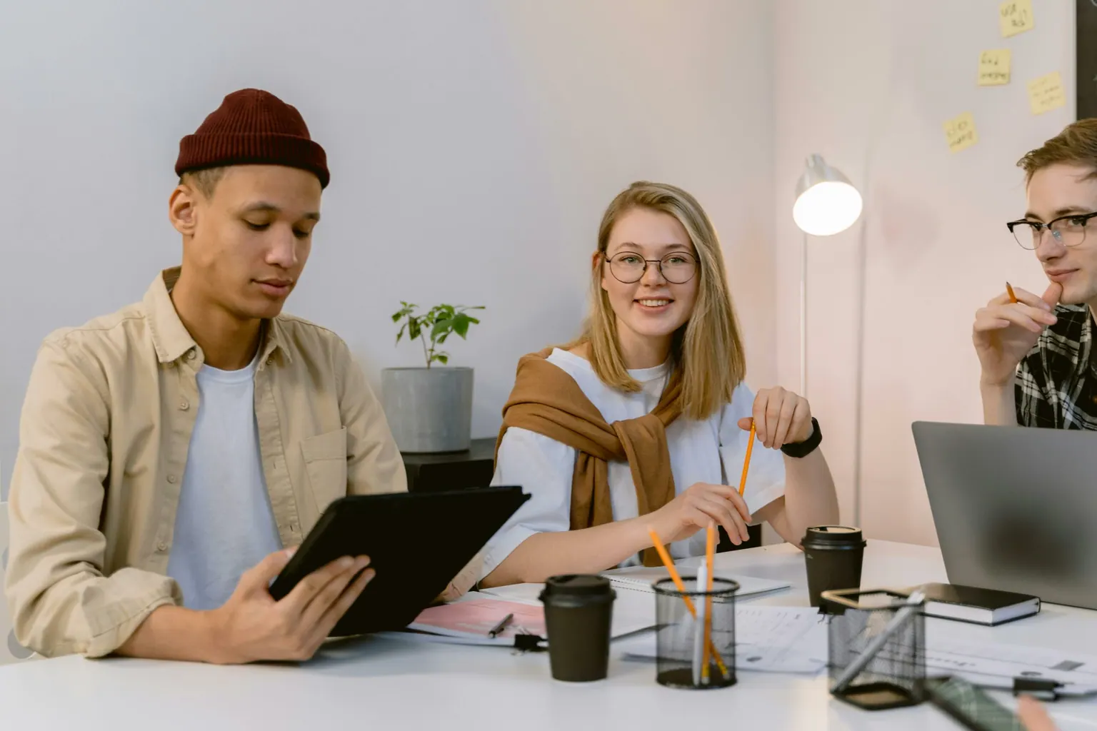 Jeunes réunis autour d’une tablette pour constituer leur dossier
