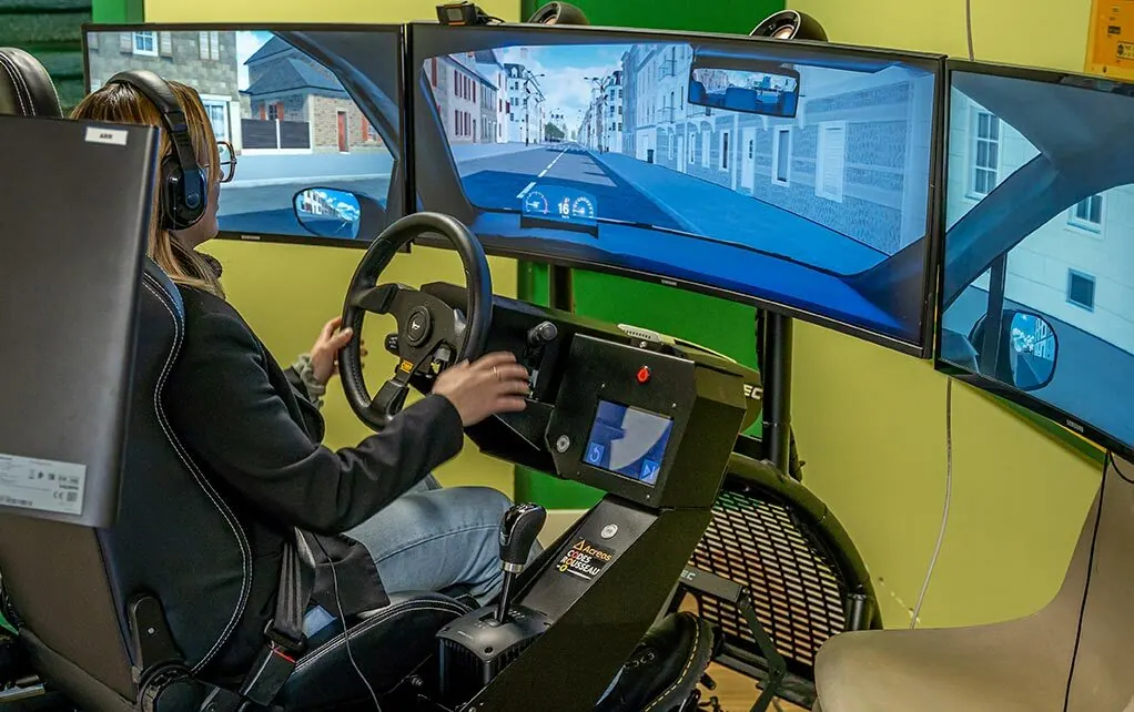 Simulateur de conduite de l’auto-école, poste de pilotage complet